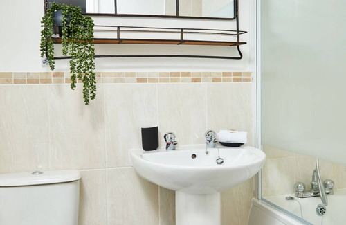 Castle Donington Apartment | Modern Apt:Close 2 EMA, gym/pool access fast Wi-Fi