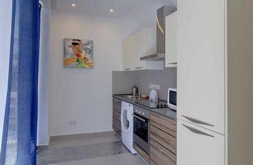 Sliema Apartment | Modern Apt steps to Promenade and Center