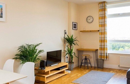 Ashford Apartment | Modern Ashford 2B Apartment (Sleeps 6) Town Centre