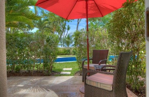 Gibbs Bay Apartment | Modern Beachfront Condo with Pool - Sapphire 104