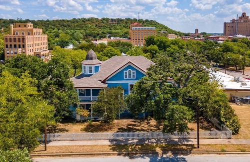 Mineral Wells Bed & Breakfast | Modern Bed and Breakfast Downtown Mineral Wells