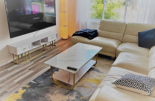 LaSalle Apartment | Modern, Bright and Spacious with parking