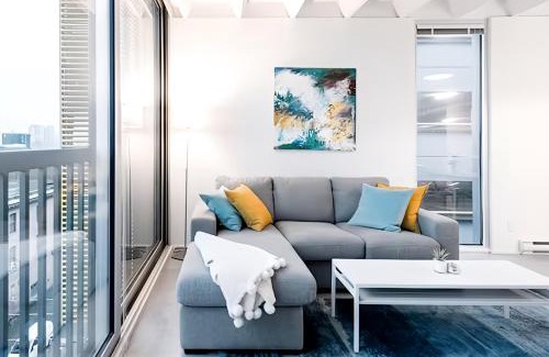 Chinatown Apartment | Modern, Bright & Central 1-Bed Downtown Apt close to Rogers Arena