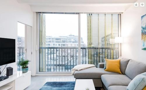 Chinatown Apartment | Modern, Bright & Central 1-Bed Downtown Apt close to Rogers Arena
