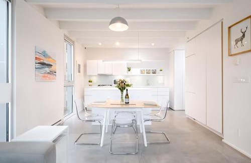 Chinatown Apartment | Modern, Bright & Central 1-Bed Downtown Apt close to Rogers Arena