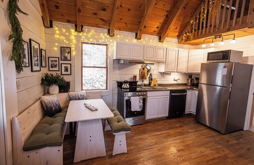 Slatyfork Farm Cabin | Modern Cabin 15 min to Snowshoe Ski Resort, Sauna, Hot Tub with Mountain Views