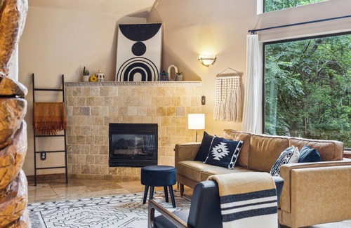Oak Cliff Cabin | Modern Cabin Getaway in the Heart of Dallas