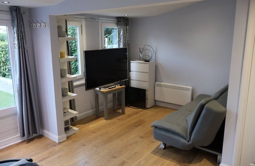 Cray Valley West Cabin | Modern cabin in residential area near 2 train stations with mainlines to London