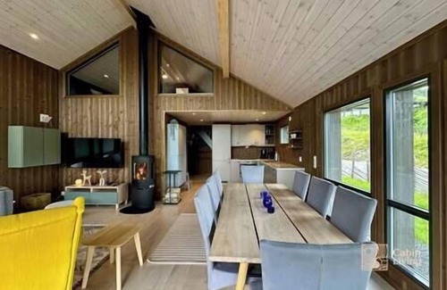 Svingvoll House | Modern cabin Skeikampen with ski-in/out cross country trails & great view