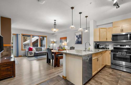 Canmore Apartment | Modern Cabin Vibes with pool at The Lodges