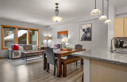 Canmore Apartment | Modern Cabin Vibes with pool at The Lodges