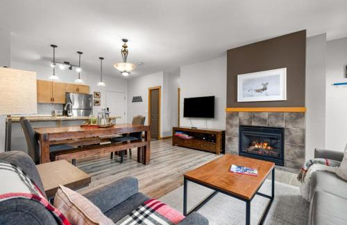 Canmore Apartment | Modern Cabin Vibes with pool at The Lodges