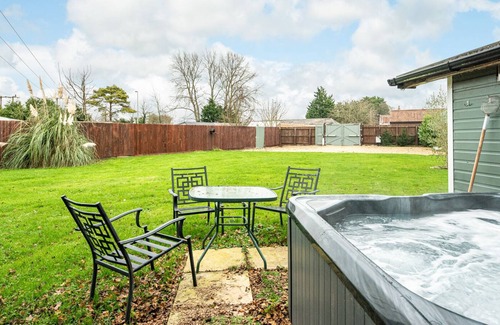 Upton Cheyney Cabin | Modern cabins with gorgeous lounge & sunny deck sleeps 18