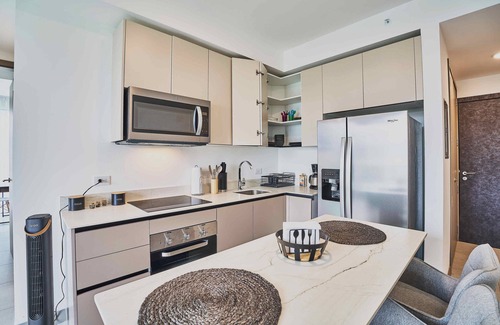 San Jose Apartment | Modern central Apt w views +Concierge+Parking+Gym