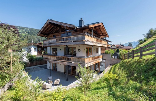 Kitzbuehel Apartment | Modern chalet with a spacious patio