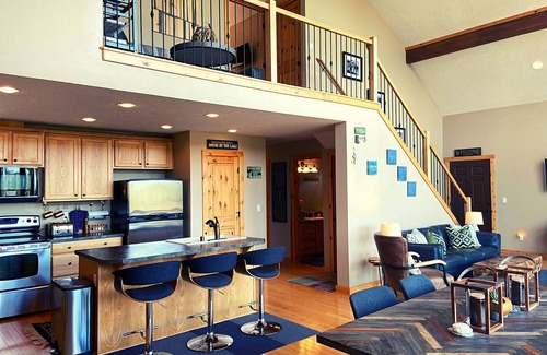 Mayfield House | Modern Chalet with Lake Views in Marina Area