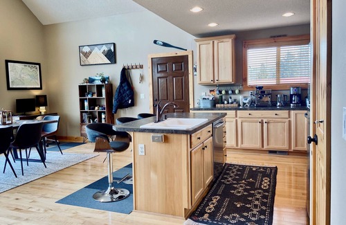 Mayfield House | Modern Chalet with Lake Views in Marina Area