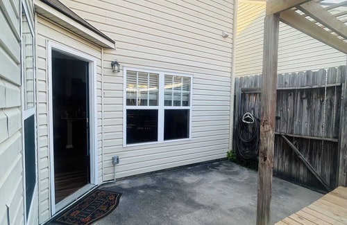 Ashley Oaks Condo | Modern Charm: 2 bedroom condo- Sleeps 6-in West Knoxville with WiFi, AC