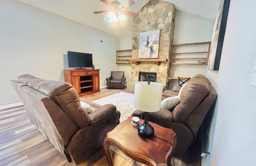 Ashley Oaks Condo | Modern Charm: 2 bedroom condo- Sleeps 6-in West Knoxville with WiFi, AC