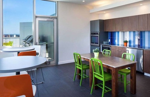 Theatre District Apartment | Modern Chinatown/Theater District 2BR w/W/D & Gym, nr T, by Blueground