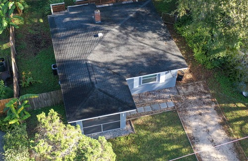 Riverside House | Modern City Haven with Expansive Back Deck and Yard – Sleeps 9