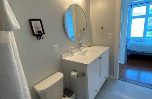 Georgetown Apartment | Modern Comfort 2-bed. King bed