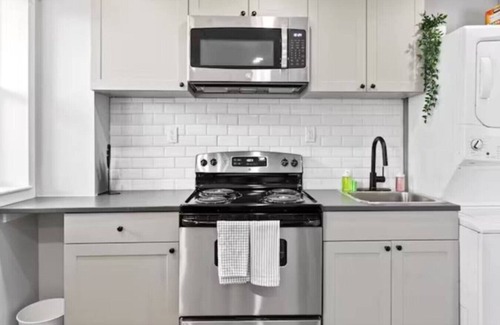 Walkerville Apartment | Modern Comfort in Walkerville | 2BR + WiFi + Parking