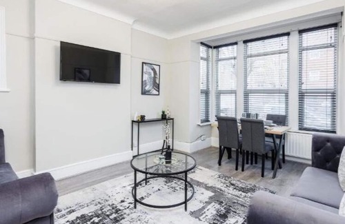 Southend-on-Sea Apartment | Modern & Comfy 2BR City Centre Near High St by Luxiety Stays