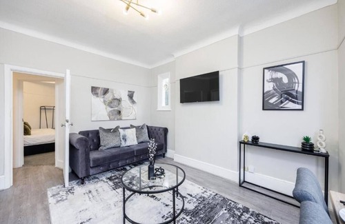 Southend-on-Sea Apartment | Modern & Comfy 2BR City Centre Near High St by Luxiety Stays