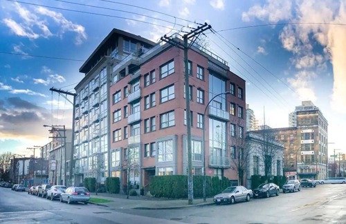 Strathcona Condo | Modern concrete condo - central, 2 blocks to the metro skytrain and seawall