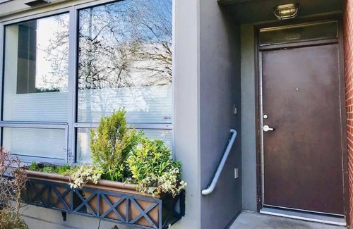 Strathcona Condo | Modern concrete condo - central, 2 blocks to the metro skytrain and seawall