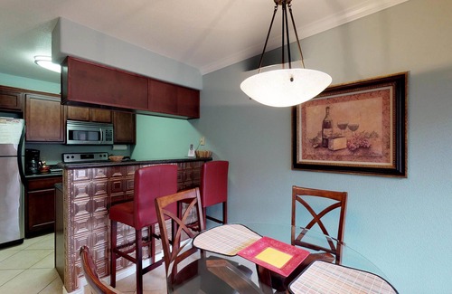 Tucson Condo | Modern condo near golf with a shared pool, hot tub