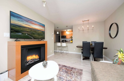 Crosstown Apartment | Modern Condo with Pool, Sauna & Jacuzzi in Central Location
