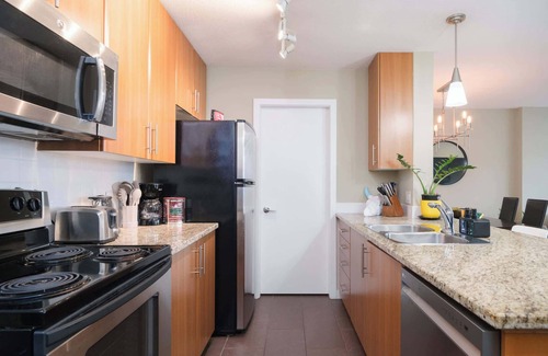 Crosstown Apartment | Modern Condo with Pool, Sauna & Jacuzzi in Central Location