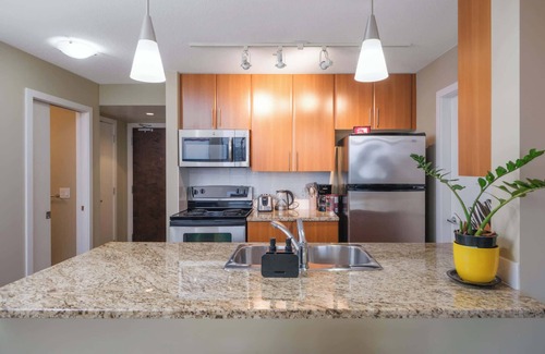 Crosstown Apartment | Modern Condo with Pool, Sauna & Jacuzzi in Central Location