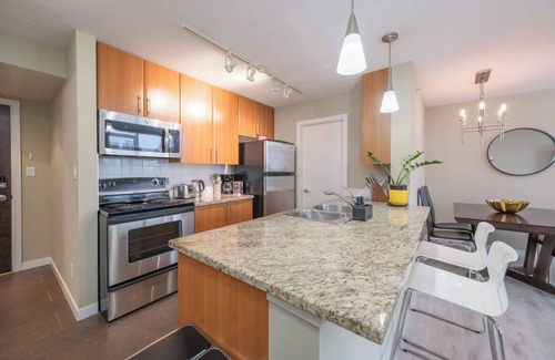 Crosstown Apartment | Modern Condo with Pool, Sauna & Jacuzzi in Central Location