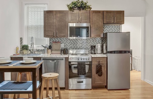 Point Breeze Apartment | Modern Contemporary-Style 2BR Apt. by A.C.T.