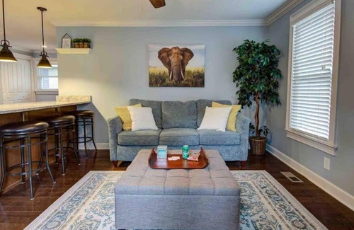 Huntsville House | Modern Cottage/Close to DNTN/Self Check-In/Parking
