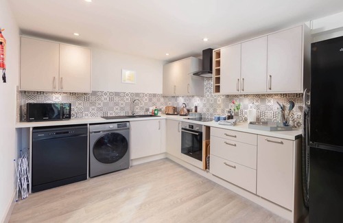 Shepton Mallet House | Modern Cottage, Countryside Views, Private Parking