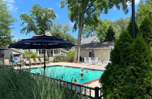 New Buffalo Cottage | Modern Cottage "M" Luxury home w/hot tub, community pool-walk to town & beach