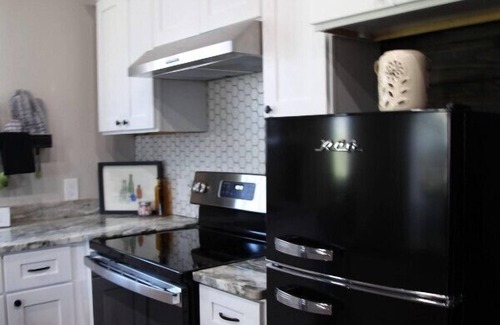 New Braunfels Cottage | Modern Country Cottage w/Brand New Screened-In Porch and Hot Tub