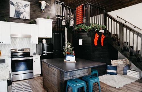 New Braunfels Cottage | Modern Country Cottage w/Brand New Screened-In Porch and Hot Tub