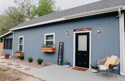 New Braunfels Cottage | Modern Country Cottage w/Brand New Screened-In Porch and Hot Tub