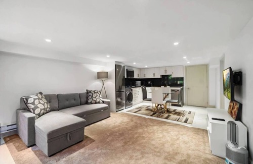 Upper Lonsdale House | Modern & Cozy 1BR suite in NV