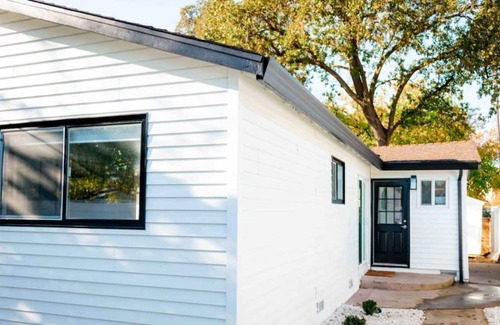 Carmichael House | Modern, Cozy Bungalow in a Friendly Neighborhood