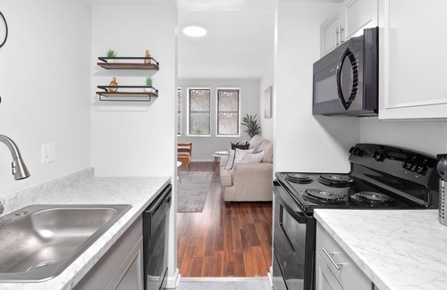DeBaliviere Place Apartment | Modern CWE Apt/sleeps6/WashU/ForestPark/Zoo