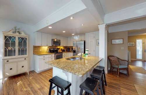 Shipyard Plantation Condo | Modern Dog-Friendly Townhouse with Shared Pool, Easy Beach Access, and Golf