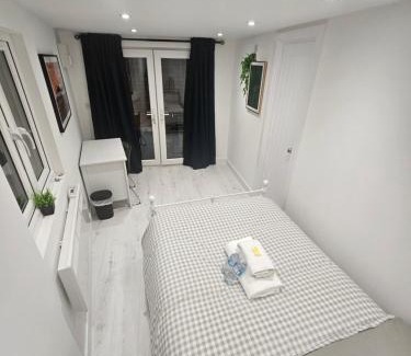 Dartford House | Modern Double Room in Dartford- Private Entrance