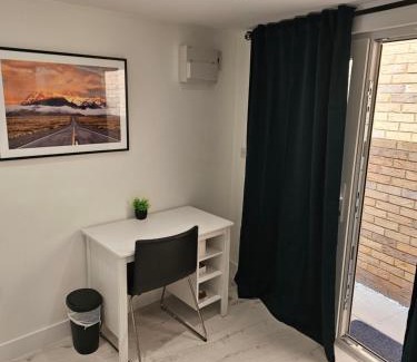 Dartford House | Modern Double Room in Dartford- Private Entrance