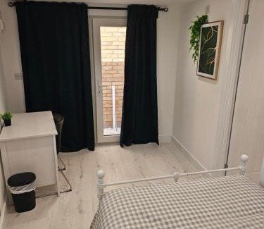 Dartford House | Modern Double Room in Dartford- Private Entrance